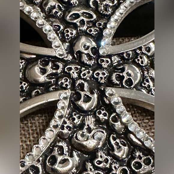 BEAUTIFUL BELT BUCKLE WITH SWAROVSKI CRYSTALS AND SKELETON HEADS. - Picture 4 of 5